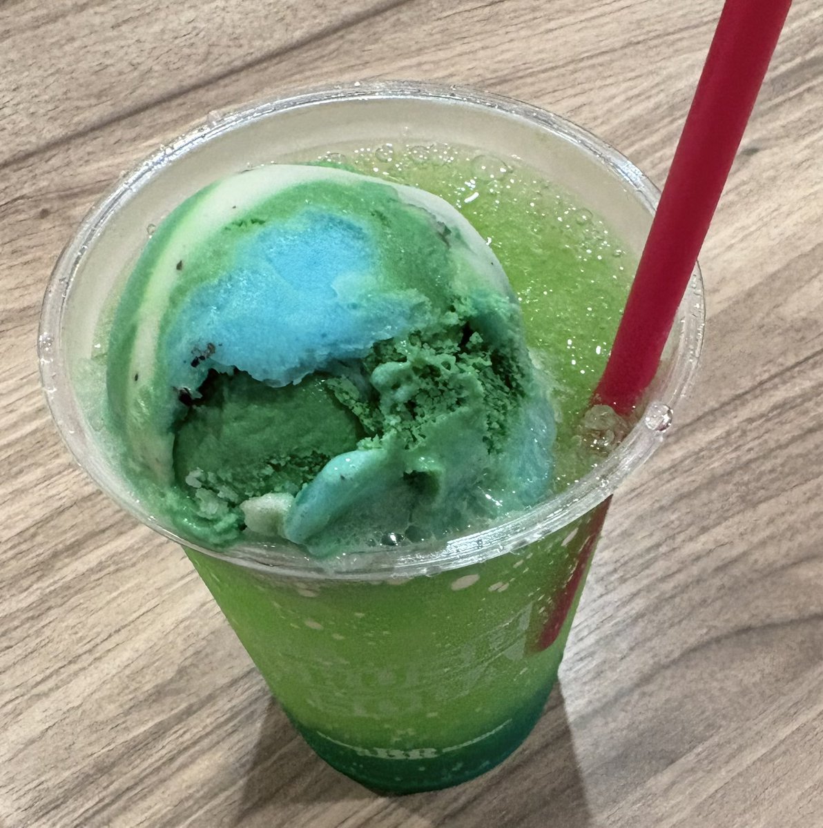 yukimura675's tweet photo. 投稿したけど消えた気がするのでもう１回

クラッシュソーダのメロン＆ブルー味買いました！上のフレーバーは【どうぶつの森 夏の島 ごちそうアイス】です！

良い組み合わせでした！

#サーティワン https://t.co/qpDLTqaGzj