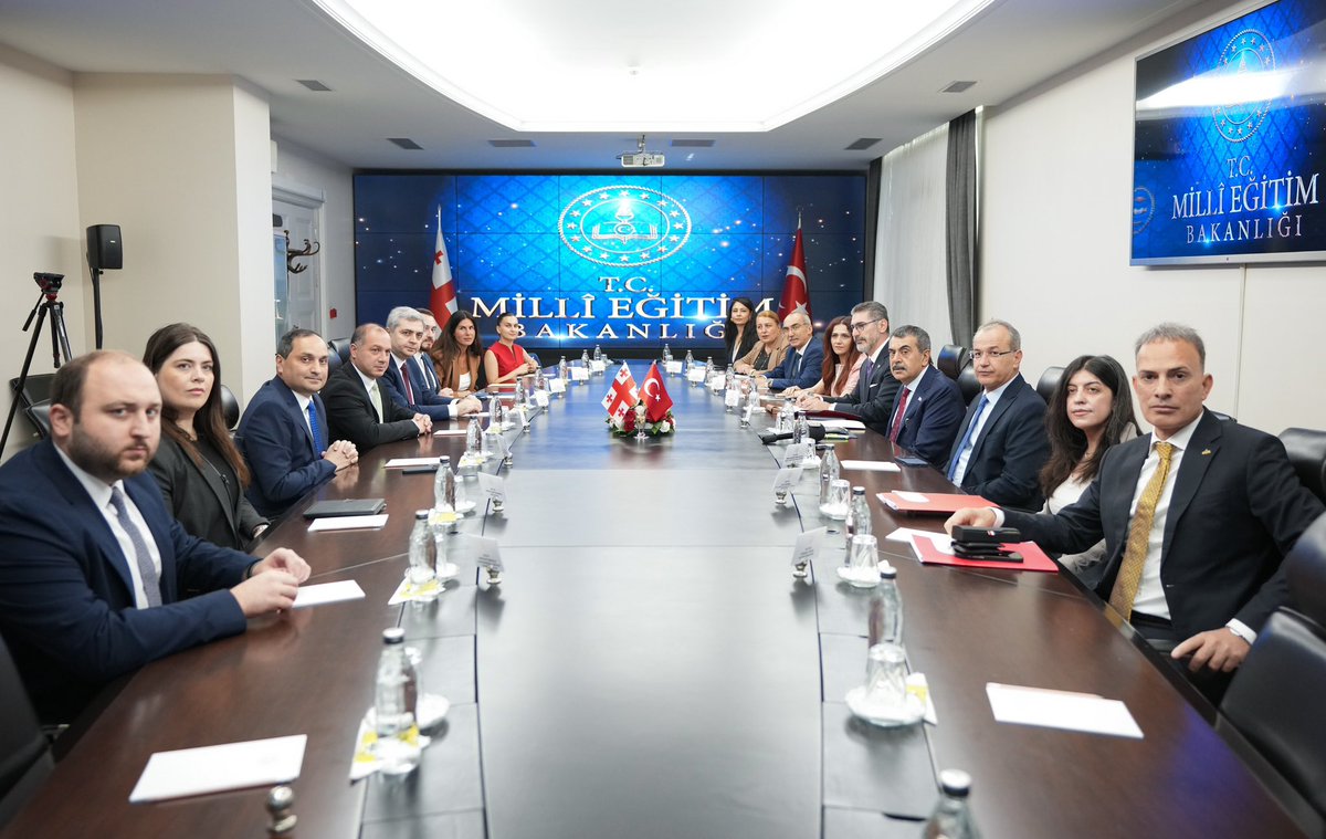 Yusuf__Tekin's tweet photo. 📍Ankara

Gürcistan Eğitim, Bilim ve Gençlik Bakanı Sayın Givi Mikanadze ve heyetini Bakanlığımızda ağırladık.

Görüşmemizde, ülkelerimiz arasındaki eğitim alanındaki mevcut iş birliğini değerlendirdik; ortak projelerimizi ve yeni iş birliği imkânlarını ele aldık.

Komşumuz ve stratejik ortağımız Gürcistan ile ilişkilerimizin karşılıklı saygı, güven ve anlayış temelinde her geçen gün daha da güçlenmesinden memnuniyet duyuyoruz.

Halklarımız arasındaki köklü dostluk ve iyi komşuluk bağları, ülkelerimiz arasındaki iş birliğinin en sağlam temelini oluşturmaktadır.

Eğitim alanındaki ortak çalışmalarımızın da bu güçlü dostluğu gelecek nesillere taşıyacak en önemli unsurlardan biri olduğuna inanıyoruz.

Nazik ziyaretleri için Sayın Mikanadze’ye ve heyetine teşekkür ediyor, eğitim alanındaki iş birliğimizin önümüzdeki dönemde daha da gelişmesini temenni ediyorum.