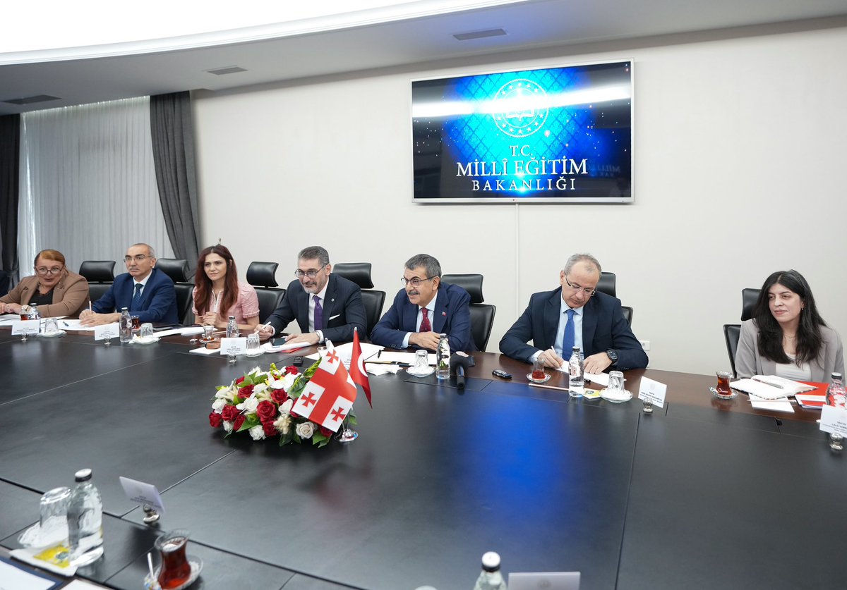 Yusuf__Tekin's tweet photo. 📍Ankara

Gürcistan Eğitim, Bilim ve Gençlik Bakanı Sayın Givi Mikanadze ve heyetini Bakanlığımızda ağırladık.

Görüşmemizde, ülkelerimiz arasındaki eğitim alanındaki mevcut iş birliğini değerlendirdik; ortak projelerimizi ve yeni iş birliği imkânlarını ele aldık.

Komşumuz ve stratejik ortağımız Gürcistan ile ilişkilerimizin karşılıklı saygı, güven ve anlayış temelinde her geçen gün daha da güçlenmesinden memnuniyet duyuyoruz.

Halklarımız arasındaki köklü dostluk ve iyi komşuluk bağları, ülkelerimiz arasındaki iş birliğinin en sağlam temelini oluşturmaktadır.

Eğitim alanındaki ortak çalışmalarımızın da bu güçlü dostluğu gelecek nesillere taşıyacak en önemli unsurlardan biri olduğuna inanıyoruz.

Nazik ziyaretleri için Sayın Mikanadze’ye ve heyetine teşekkür ediyor, eğitim alanındaki iş birliğimizin önümüzdeki dönemde daha da gelişmesini temenni ediyorum.