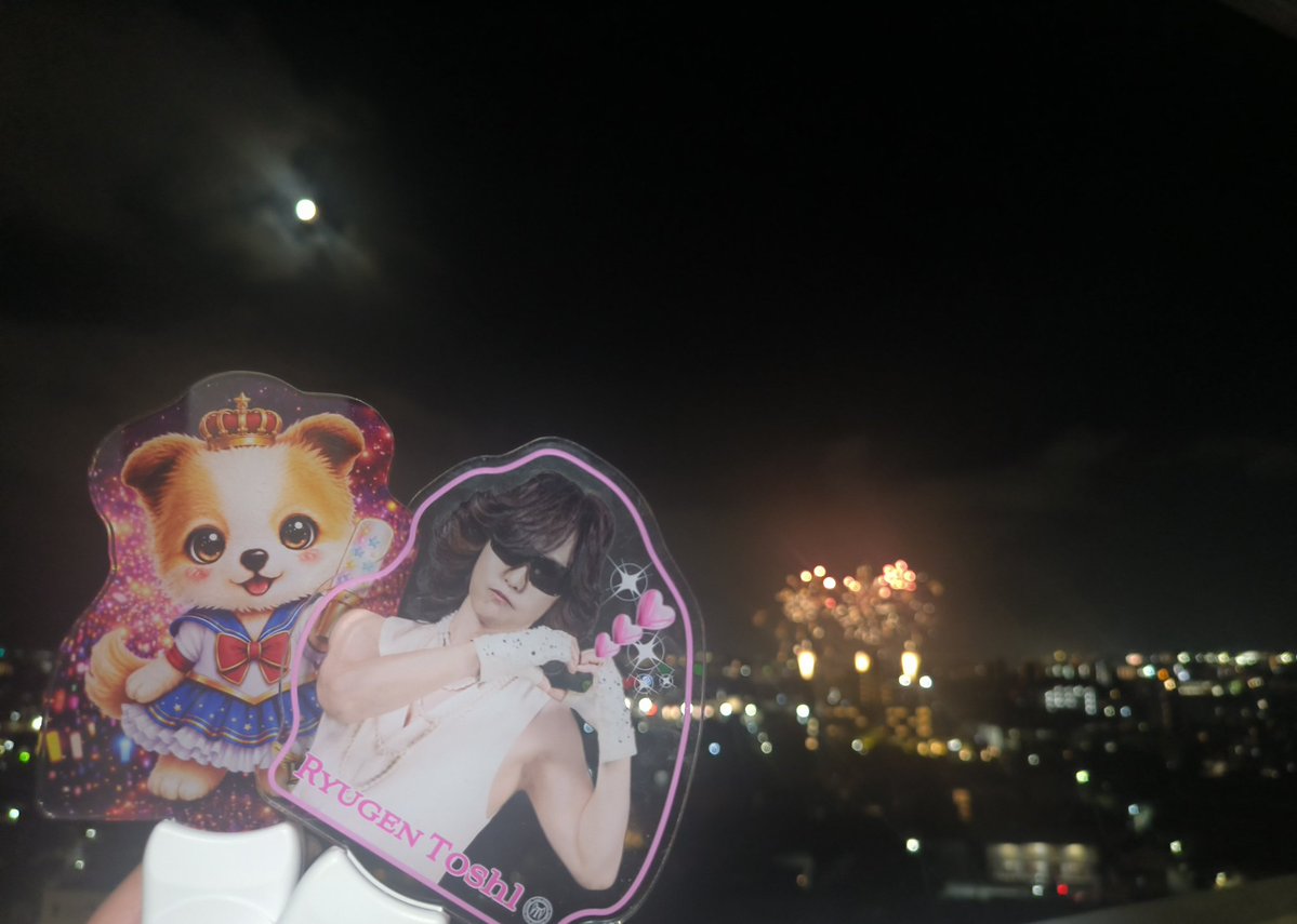 EToshl's tweet photo. @Toshlofficial としさん☺️
おやすみのひとこと。ポスト💌
嬉しいです🌙
ありがとうです🍃
アニレジェから1ヶ月も経っていないし余韻もまだまだ残るのに、、、
夢でもいいから、逢いたいな。。。
あっ土曜日の報告になりますが、、
今年も一緒に花火を観れて嬉しかったです🎆お月様も綺麗でした
おやすみなさいDarling https://t.co/0c9acTC4GU