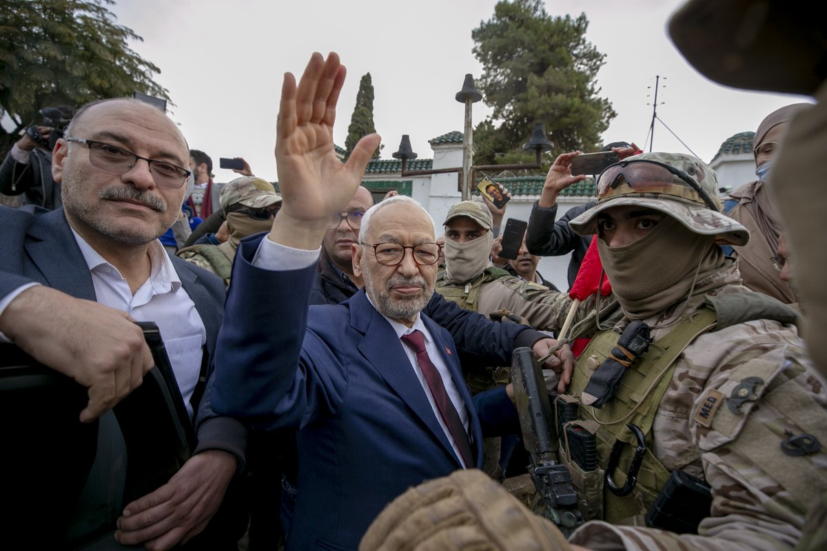anadoluajansi's tweet photo. Tunus'ta tutuklu bulunan Nahda Hareketi lideri Raşid el-Gannuşi'nin avukatları, 11 gündür müvekkilleriyle görüşemediklerini açıkladı

→ Savunma heyeti, aile üyeleri ve avukatlarının 11 gündür Gannuşi'yi ziyaret edemediğini ve kendisiyle iletişim kuramadığını belirtti

→ Açıklamada, Gannuşi’nin bulunduğu yer veya sağlık durumuna ilişkin yetkililer tarafından herhangi bir resmi bildirim yapılmadığı aktarıldı

📌 Nisan 2023’ten bu yana tutuklu bulunan Gannuşi hakkında, çeşitli davalarda verilen hapis cezalarıyla birlikte toplamda 20 yılı aşan mahkumiyet kararları bulunuyor

https://t.co/xtBTAsq38X