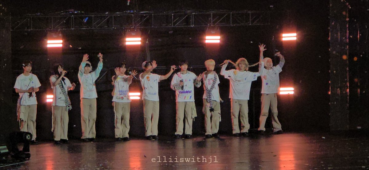 elliiswithjl's tweet photo. Shine bright, AHOF~☆

#THE_FIRST_SPARK_IN_MANILA 
#AHOF @AHOF_official https://t.co/GrmjEnxXlP