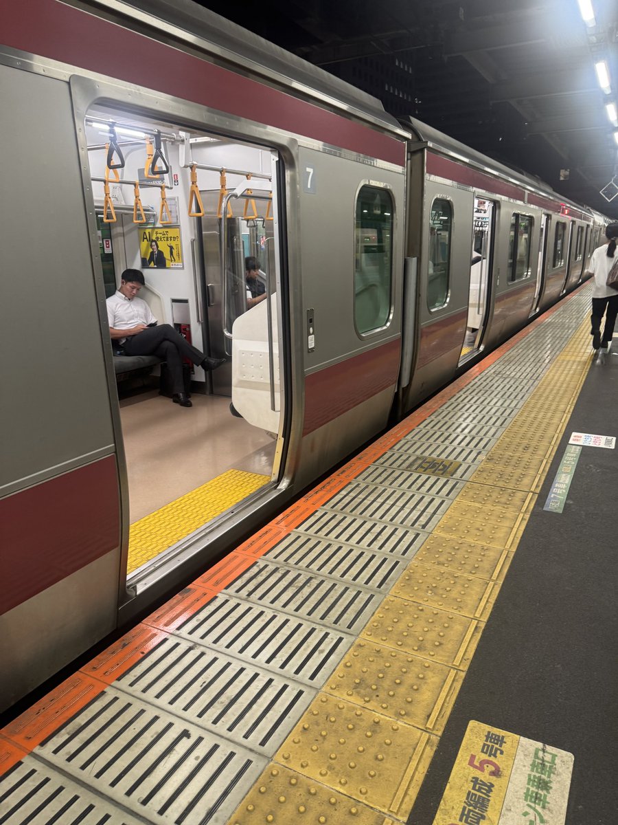 saunahiro's tweet photo. 品川から上野に向かう上野東京ラインに乗ろうとしたら、なんか井村屋のあずきバーみたいな色の電車だった🚃

初めて見た色だわ😆 https://t.co/gi3swwzrX5