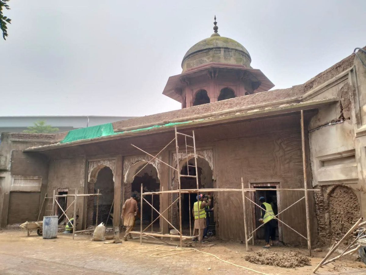 PWCAuthority_'s tweet photo. Making steady progress on the restoration of Shalamar Gardens by the @GovtofPunjabPK and @PWCAuthority_ .

#ShalamarGardens #PWCA #HeritageConservation #Lahore #PunajbWalledCitiesandHeritageAreasAuthority https://t.co/Jwdw2b2wP1