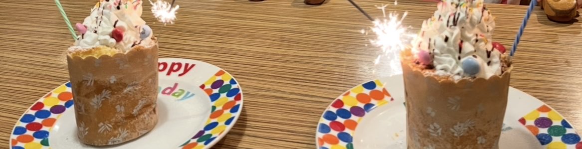 hiro_kaabu's tweet photo. 先日、双子が2才なりました！
あっという間の日々で、もう2年経ったのかと、月日が経つのが早すぎる😱

昨日、ブロンコビリーで誕生日会！
アプリ会員＆キッズクラブ登録で、子供の誕生日ケーキと写真が無料！
写真入りのオリジナルフレームもらえます！ https://t.co/e4DerUHI0B