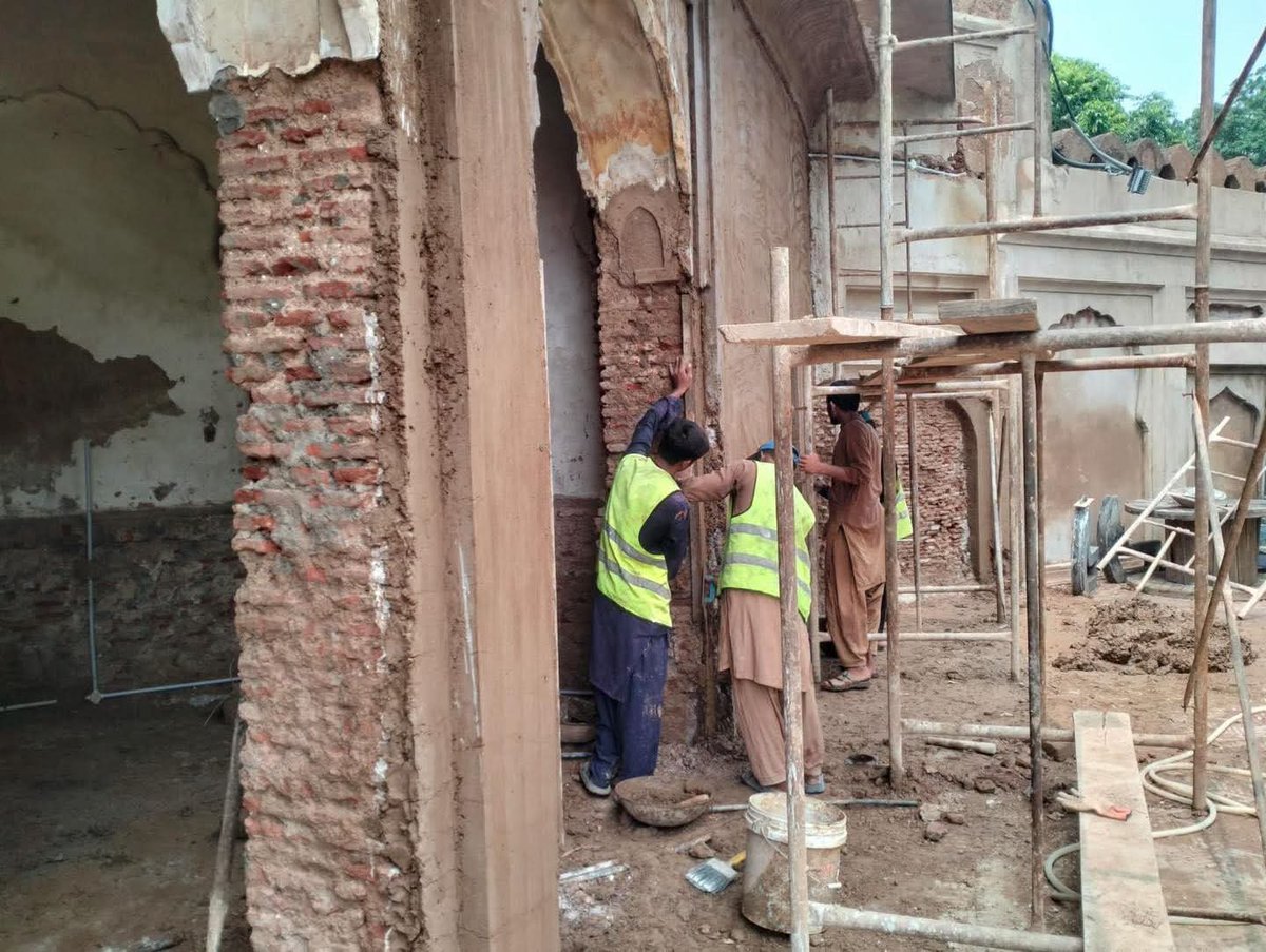 PWCAuthority_'s tweet photo. Making steady progress on the restoration of Shalamar Gardens by the @GovtofPunjabPK and @PWCAuthority_ .

#ShalamarGardens #PWCA #HeritageConservation #Lahore #PunajbWalledCitiesandHeritageAreasAuthority https://t.co/Jwdw2b2wP1