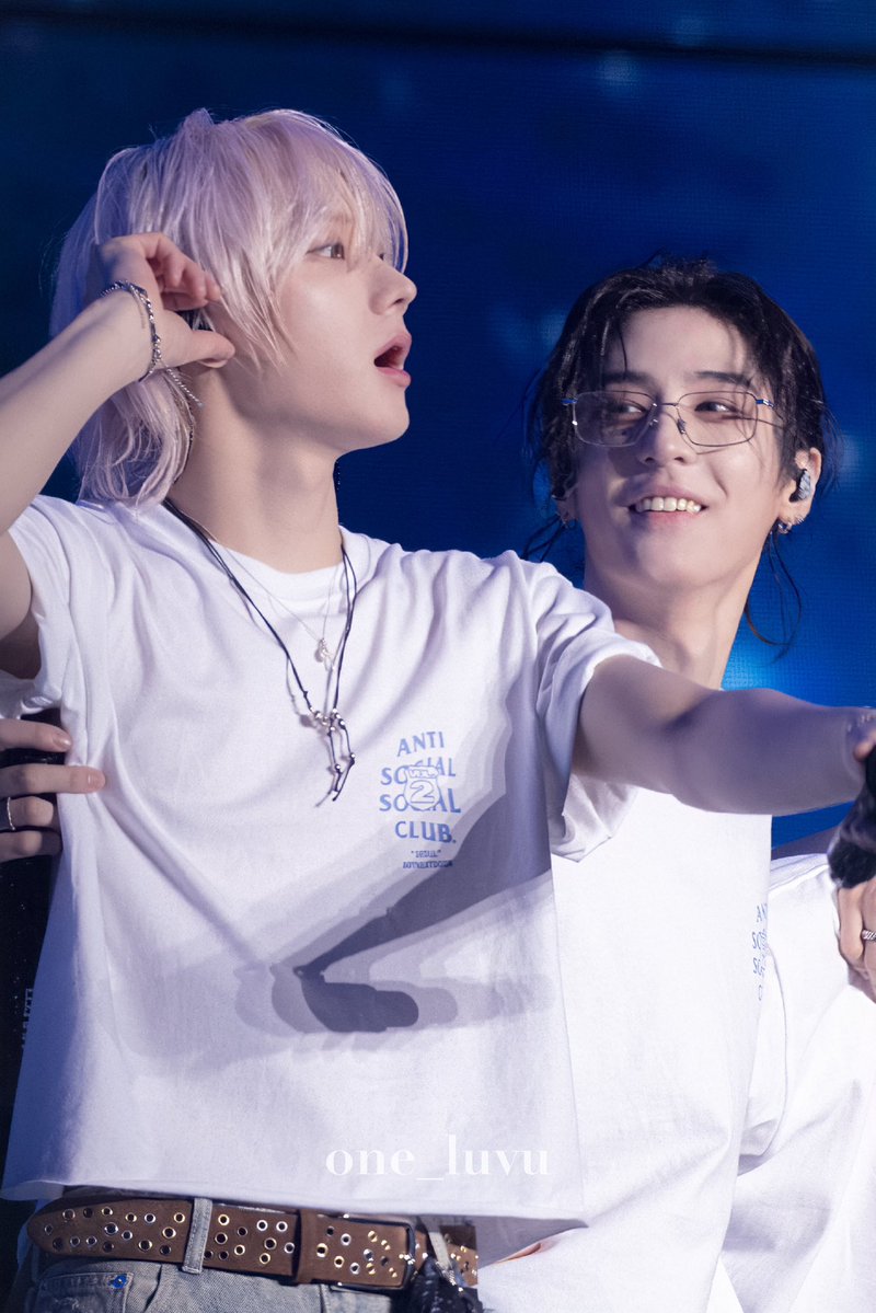 gotthatlovesick's tweet photo. GUYS 😭😭😭😭😭 new mulnyangz pics from the con keep dropping LOOK AT HOW LEEHAN LOOKS AT SUNGHO 😭😭😭😭😭😭😭😭😭😭 https://t.co/XPjLZNB7Nt