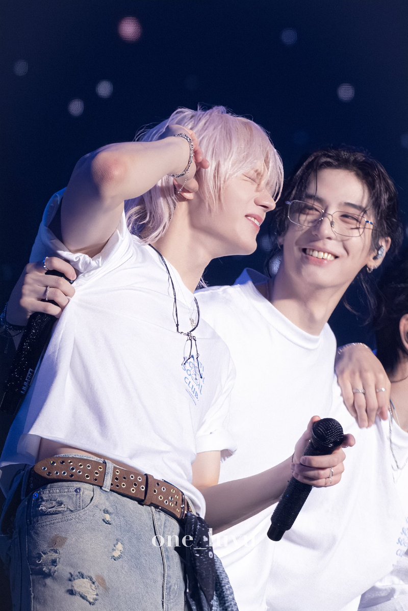 gotthatlovesick's tweet photo. GUYS 😭😭😭😭😭 new mulnyangz pics from the con keep dropping LOOK AT HOW LEEHAN LOOKS AT SUNGHO 😭😭😭😭😭😭😭😭😭😭 https://t.co/XPjLZNB7Nt