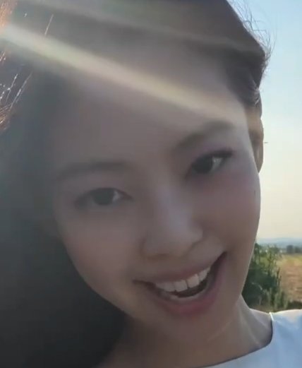 Ginevraya's tweet photo. shut those ai edited and heavy photoshopped photos

EXTRA PLASTIC jennie bullylike
less than a leecher

an abnormal hunger for fishy fame
UNSCRUPOLOUS again 
shameless playin dirty https://t.co/mpD3IbToN8