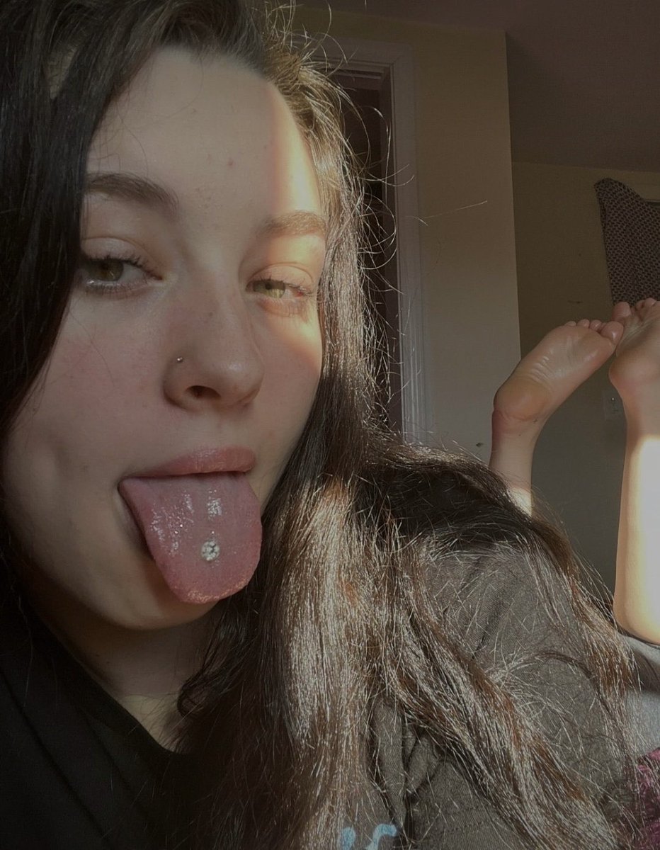 GoddessLottx7's tweet photo. Lick lick footboy 👅 

Feet worship sweatySole nyc sole femdom https://t.co/08KohDSSs0