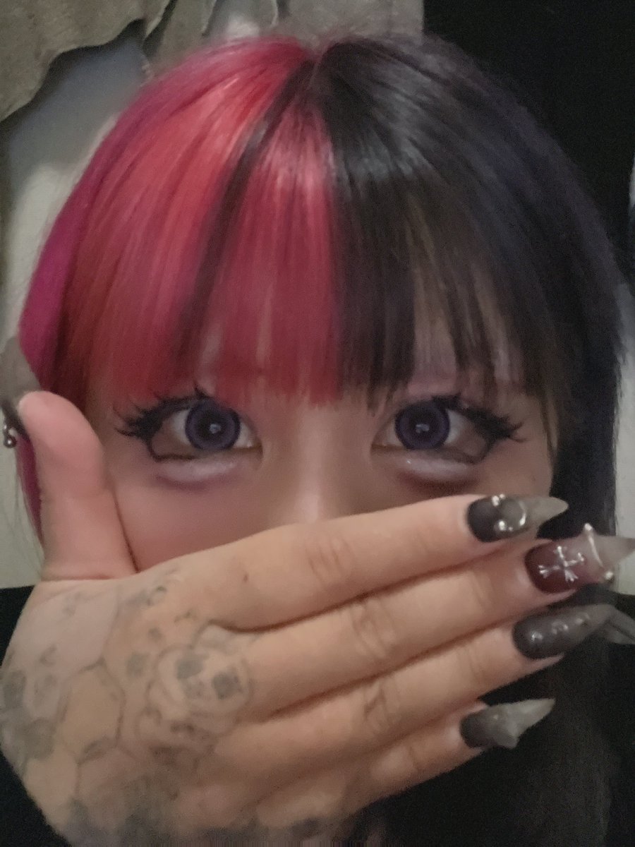 _nanonano____'s tweet photo. 束縛パープルめちゃくちゃ可愛い！！
髪色も相まってやけど、割と上位で好き！
フラッシュなし、あり https://t.co/o2ml6DHuzx