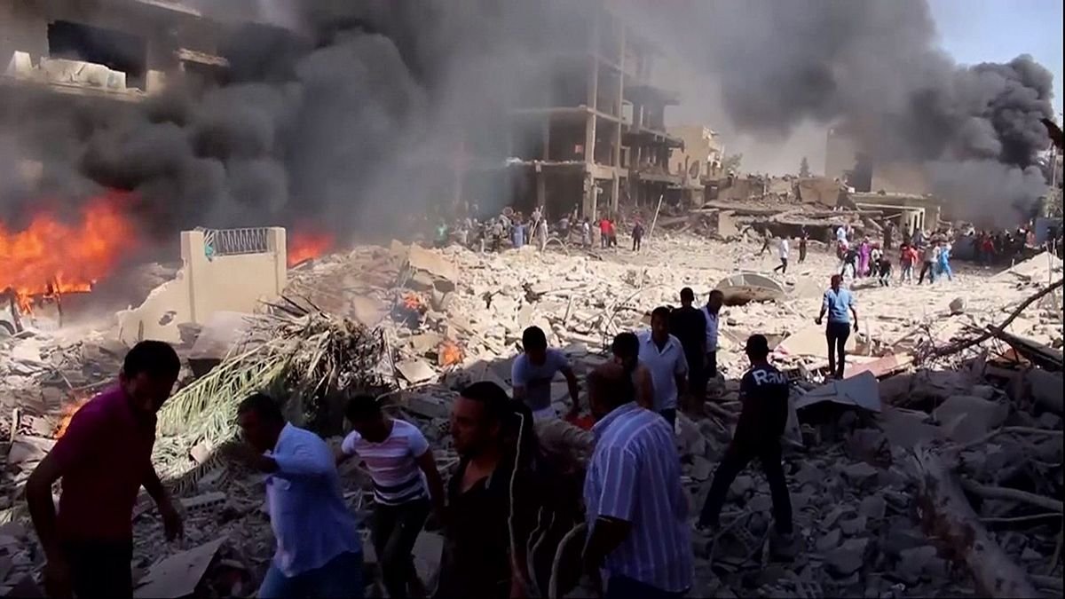 zanadniz's tweet photo. 27 Temmuz 2016 yılında DAIŞ çeteleri Qamişlo'da bulunan Xerbi mahallesinde bombalı saldırı gerçekleştirdiğinde patlamanın olduğu yere sadece 10 km uzaktaydım.
O saldırıda devrimin doktoru, iç güvenlik üyesi, öğretmeni, henüz ufak çocuklar katledildi. Saldırının izleri ve o ses.. https://t.co/fB6BYZPkBj