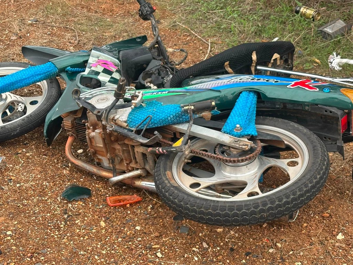 Assane_Fall_Off's tweet photo. 🚨Kébémer : un autre accident fait deux morts, un conducteur de Jakarta et son client écrasés par un camion.
Les images sont insoutenables. Un grave accident de la circulation s’est produit ce lundi, vers 13 heures, à Teug Ndogui, à environ 3 km de Kébémer. Un camion a mortellement percuté une moto Jakarta transportant son conducteur et un client.
Les deux victimes sont décédées sur le coup. Leurs dépouilles ont été acheminées à la morgue du centre de santé de Kébémer, en attendant les constatations d’usage et l’ouverture d’une enquête pour déterminer les circonstances exactes du drame.
Par Baye Mbacké Dia
