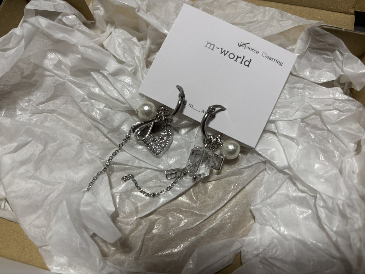 ___machaaan__'s tweet photo. 月曜日から残業だし忙しかったけど家帰ったら買った服とアクセサリー届いてて幸🦹‍♀️🦹‍♀️
ピアス可愛いようおうおう😭 https://t.co/7afYyUpoT3