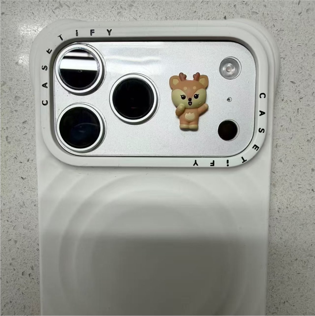 caranoise's tweet photo. ganito ginagawa nung iba sa Miniteen Charm 😆🤏🏻 dinidikit nila sa phone ahahah ang cute!!! https://t.co/VHliinRwMo