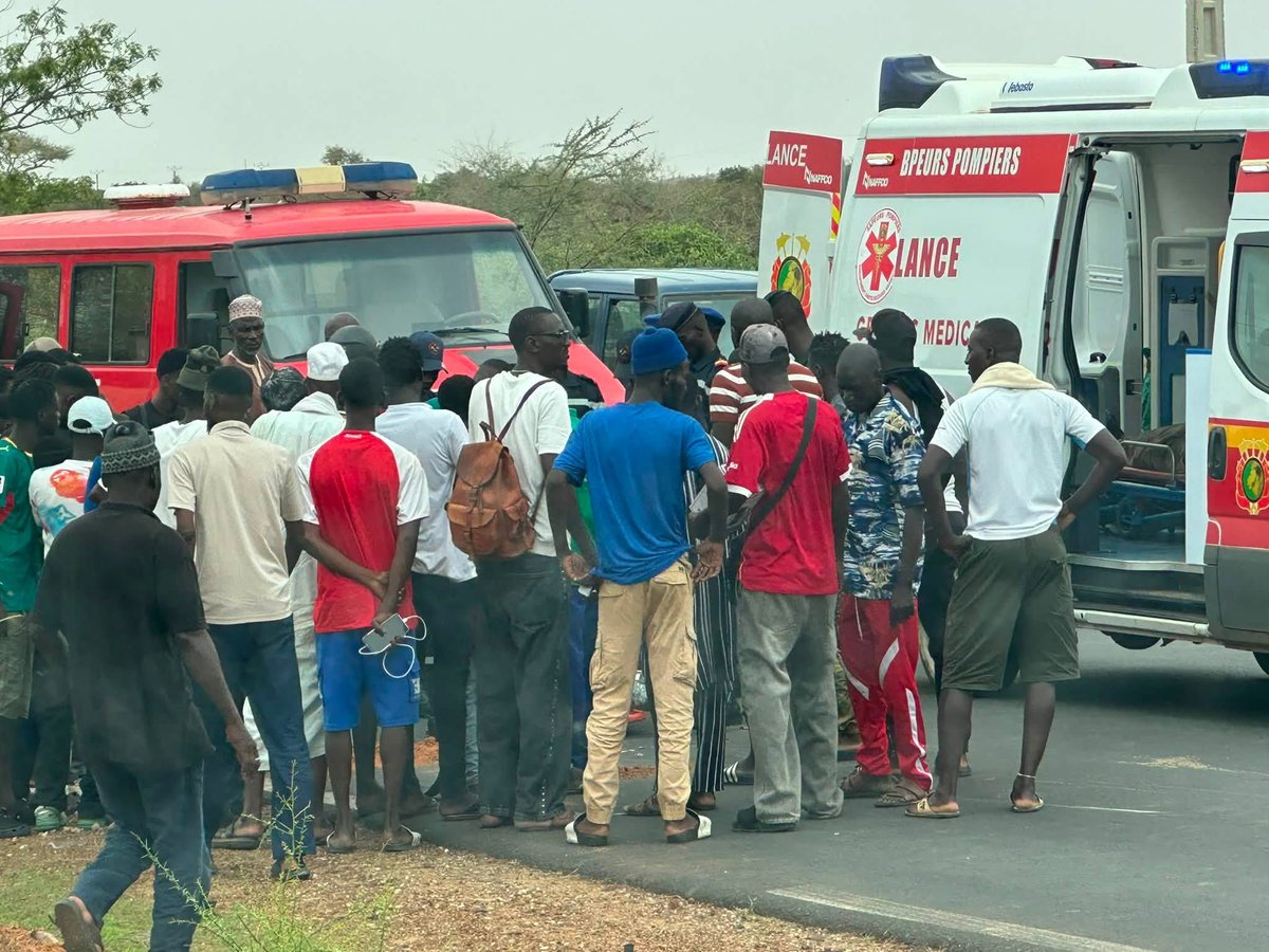 Assane_Fall_Off's tweet photo. 🚨Kébémer : un autre accident fait deux morts, un conducteur de Jakarta et son client écrasés par un camion.
Les images sont insoutenables. Un grave accident de la circulation s’est produit ce lundi, vers 13 heures, à Teug Ndogui, à environ 3 km de Kébémer. Un camion a mortellement percuté une moto Jakarta transportant son conducteur et un client.
Les deux victimes sont décédées sur le coup. Leurs dépouilles ont été acheminées à la morgue du centre de santé de Kébémer, en attendant les constatations d’usage et l’ouverture d’une enquête pour déterminer les circonstances exactes du drame.
Par Baye Mbacké Dia