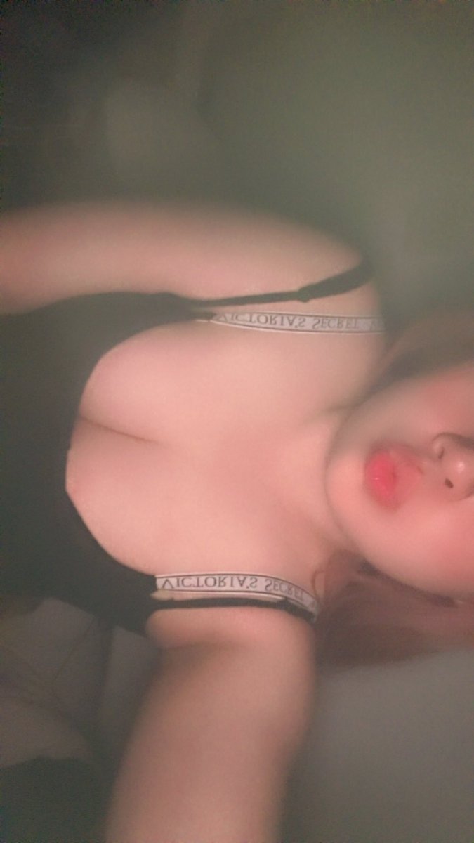 meluvmilktea's tweet photo. Hueee I want a boyfriend:( 
(Preferably blonde British/German)
Want a cute white, tall guy that’s kind and patient, cuddly and would travel to me
Huge bonus if he likes and/or have cats
#white #WMAF #asian #bwc #DMme
#boyfriend #girlfriend https://t.co/rtCmsf8Nah