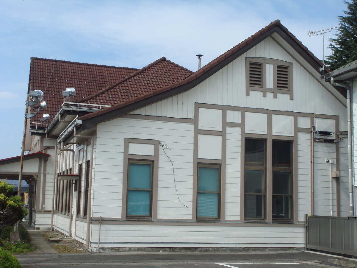 korosukeponta's tweet photo. おはよーございます(^O^)／
白河市の白河駅。1921年築。東北新幹線の開業の際に当市にはこの隣にある岩城西郷（現新白河）駅に新幹線が停車することになり、市の玄関としての地位を失います。しかしながら、戦前の美しい駅舎が解体を免れ、近くにある白河小峰城址と共に市の観光名所となっています。 https://t.co/KhVz2RiRFp