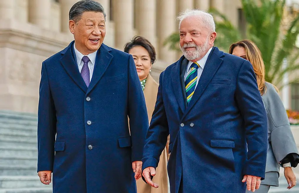 omundoecapitais's tweet photo. O presidente da China, Xi Jinping, declarou ao presidente Lula seu apoio ao Brasil diante das tentativas de interferência do governo Trump nas eleições brasileiras. Xi e Lula também falaram sobre fortalecer a coordenação estratégica bilateral e multilateral entre os dois países. https://t.co/qhOMDPjEFQ