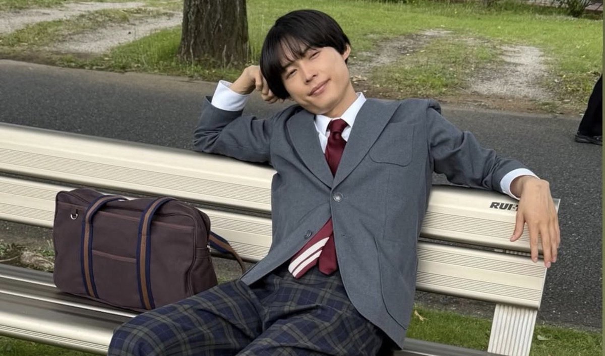 __lOv_h99's tweet photo. 半永久的に制服着れるのもアイドルの特権だと思っているので、松村北斗さん絶対アイドル辞めないで_____________ https://t.co/9YUAA2ZaHz