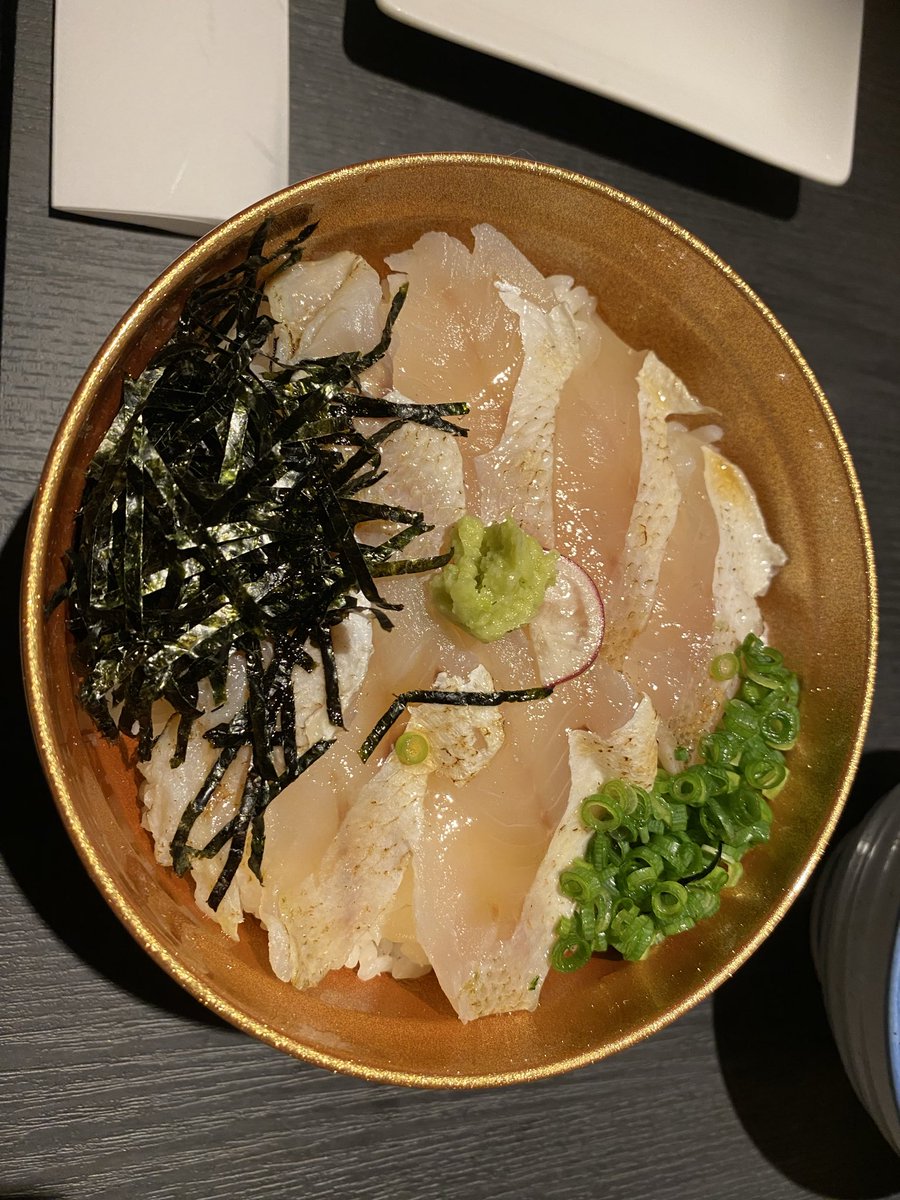 y0909h2002's tweet photo. 出雲旅行1日目。今日は移動日。お昼は唐戸市場でお寿司を食べてデザートにジェラートをいただく。夜は出雲駅前にあるのどぐろ日本海でのどぐろ丼や日本酒に舌鼓。明日は出雲大社に行きます。天気も良くて初山陰を楽しんでます♪ https://t.co/DahUUM1Qnv