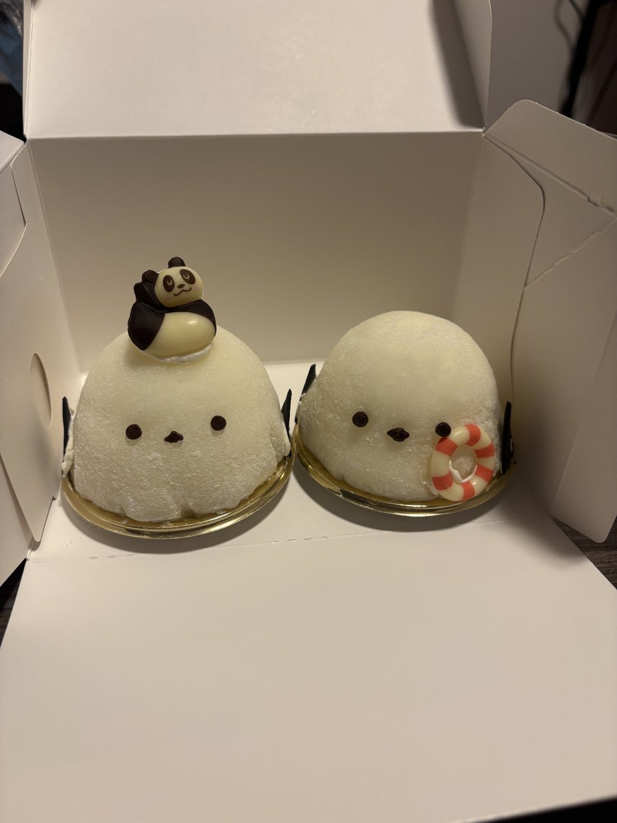 NEOCONCON_FOX's tweet photo. やっとシマエナガケーキ買えた🍰 https://t.co/YCaVxzx9BD