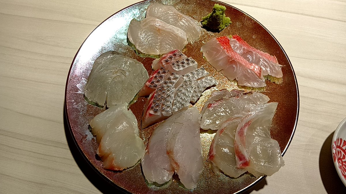 irojiro7's tweet photo. 白身の盛り合わせ頼んだんだけど白身って味の違いあんまわからん。全部うまい。 https://t.co/8hbXqm4zvh