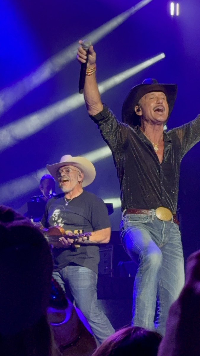 daisy89012's tweet photo. Tim McGraw was amazing the other night https://t.co/JKGeOJcZWY