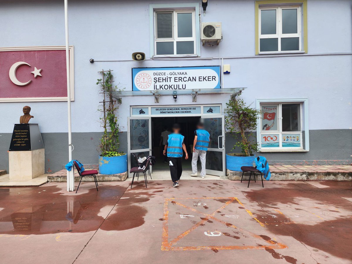 DuzceDsm's tweet photo. TOPLU ÇALIŞMA İLE KAMU HİZMET��NE DEVAM…

   Kamu hizmeti yükümlülerinin, topluma katkı sunmak amacıyla gerçekleştirdikleri toplu çalışma hizmeti kapsamında, Düzce Gölyaka Şehit Ercan Eker İlkokulunun taşınma çalışmaları gerçekleştirdi.

@lutfullahates25 
@KarabahceKenan https://t.co/wgCykD1Dkl