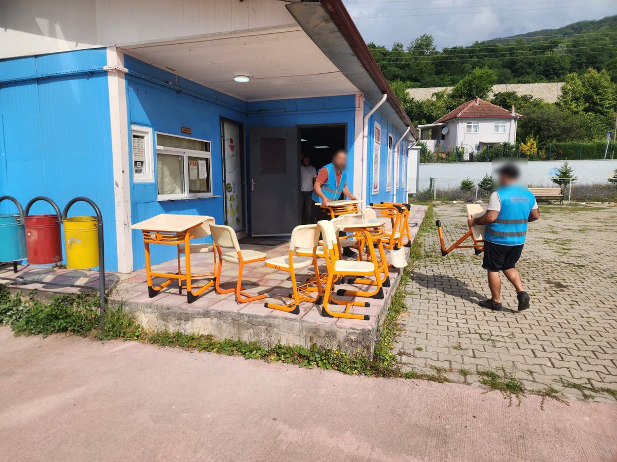 DuzceDsm's tweet photo. TOPLU ÇALIŞMA İLE KAMU HİZMET��NE DEVAM…

   Kamu hizmeti yükümlülerinin, topluma katkı sunmak amacıyla gerçekleştirdikleri toplu çalışma hizmeti kapsamında, Düzce Gölyaka Şehit Ercan Eker İlkokulunun taşınma çalışmaları gerçekleştirdi.

@lutfullahates25 
@KarabahceKenan https://t.co/wgCykD1Dkl