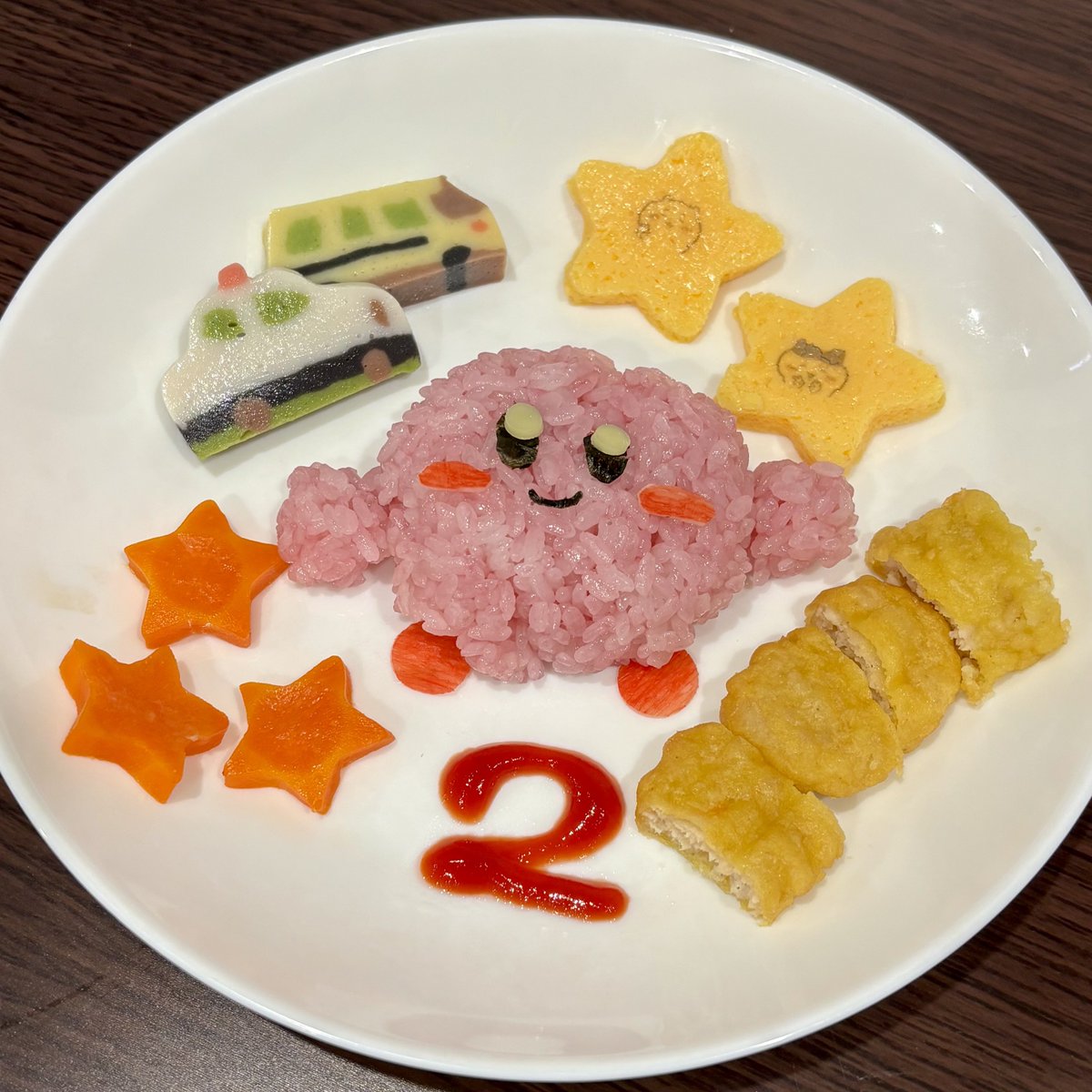 hachiware_p's tweet photo. 2歳おめでとう㊗️
最近お気に入りのカービィのご飯にしてみたよ✊🏻
シンプルな顔立ちだと思って甘く見てたら、なかなか手間取ってしまった
でもカッピー！って気付いてくれて嬉しかった😂
イヤイヤでしんどいことも多々あるけど笑、親子共々これからもお互い頑張っていきましょう🫶 https://t.co/l4ncecXvDu