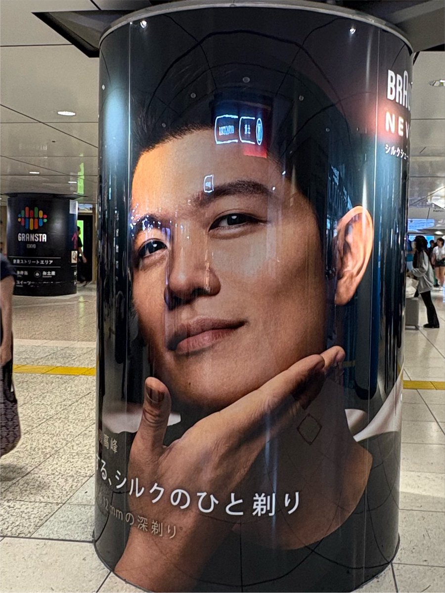 kimako31's tweet photo. #鈴木亮平
#東京駅八重洲南口
#柱巻き
やばい。 https://t.co/RbsqsHLgQs
