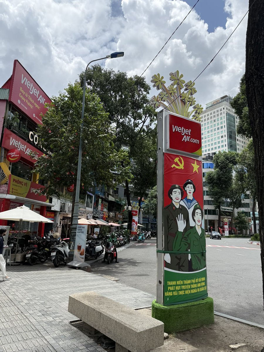 yuliudev's tweet photo. 暴走的一天，胡志明咖啡店的密度高到离谱，2万越南盾就能在路边的小摊买到一杯黑咖啡，记得不要加��，不然齁甜 https://t.co/cRMuahvOQS