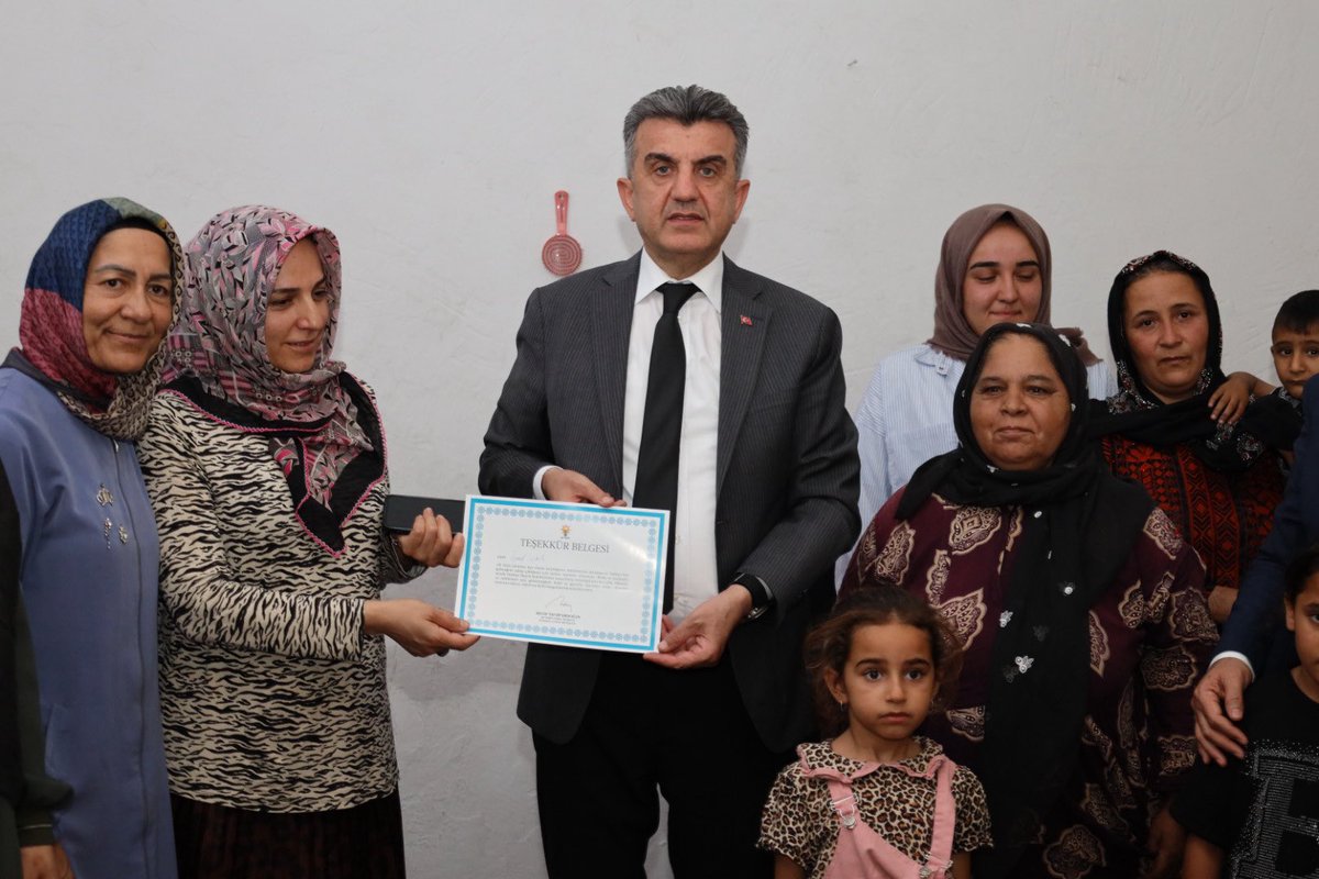 milhamigunbegi's tweet photo. "AK Parti Bir Türkiye Kitabıdır."

📍Eyyübiye

Eyyübiye İlçe Başkanımız @ElgunSuleyman, İl Yönetim Kurulumuz, İl Gençlik Kolları Başkanvekilimiz Halil Akdemir ve Eyyübiye İlçe Teşkilatımızla birlikte Eyyübiye Kadın Kolları Başkanvekilimiz Medine Düger ve Kadın Kollarımızın düzenlediği üye ziyareti programı kapsamında İsmet Lale ve kıymetli ailesini ziyaret ettik, Cumhurbaşkanımız ve Genel Başkanımız Sayın Recep Tayyip Erdoğan imzalı teşekkür belgesini takdim ettik.

Bu kutlu yolculuğa gönül veren, emeğini ve inancını ortaya koyarak bugüne kadar partimize güç katan tüm dava arkadaşlarımıza, partimizin gönüldaşları olan üyelerimize gönülden teşekkür ediyoruz. 

#SevdamızŞanlıurfa 
@RTErdogan @Akparti @abuyukgumus @efkanala @mustafaelitas @omerrcelik @eyupkadirinan @tugbaisikercan @acarfaruka @Hayati_Yazici @hakanaksu058 @farukaytek @ZehraAy063