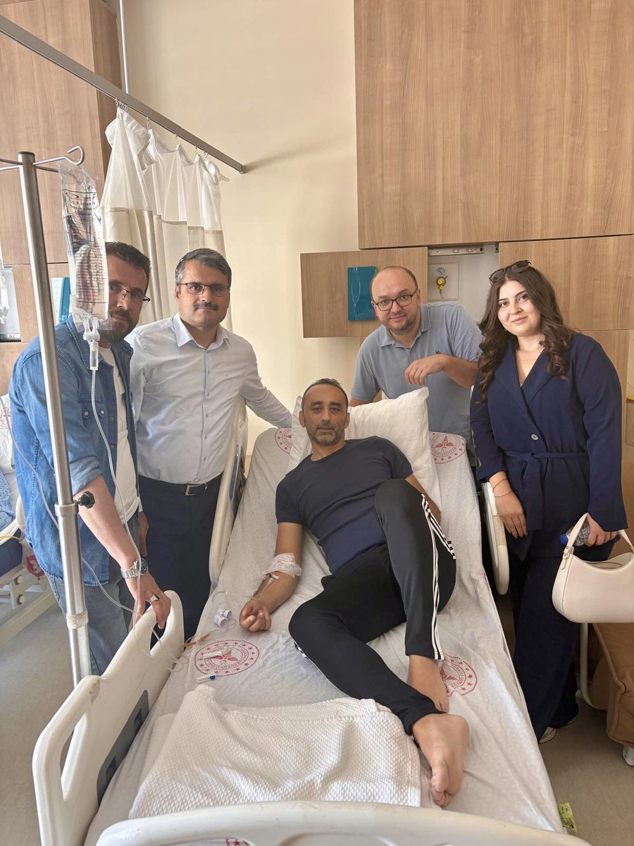 Kastamonuash's tweet photo. Rahatsızlığı nedeniyle yatarak tedavi gören Kastamonu İlk Kabul Çocuk Evleri Sitesi Müdür Vekilimiz Abdurrahman Öz, İl Müdürü Vekilimiz Murat Akbaş tarafından ziyaret edildi. https://t.co/5qTmcUn8ru