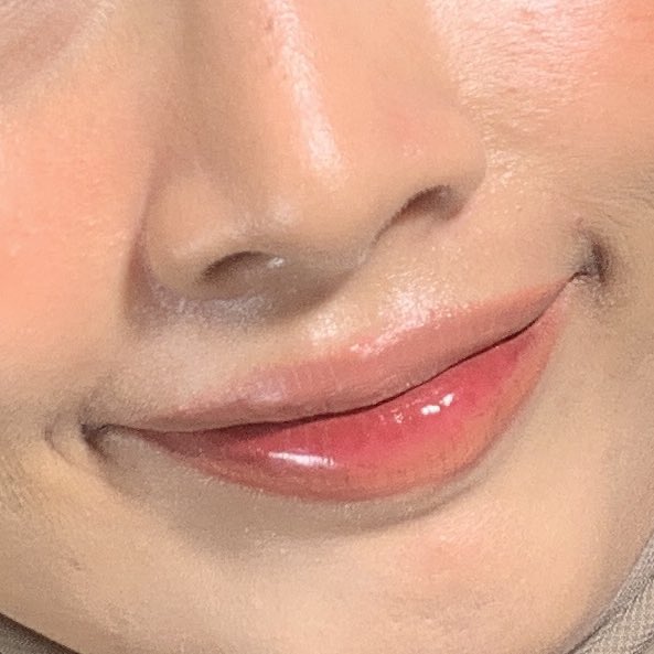 nadyakhanza's tweet photo. mau racun lip ombre dan gak bikin keliatan panas dalem…udah pasti cover two tone lips 💋 https://t.co/doBrIJbtPb