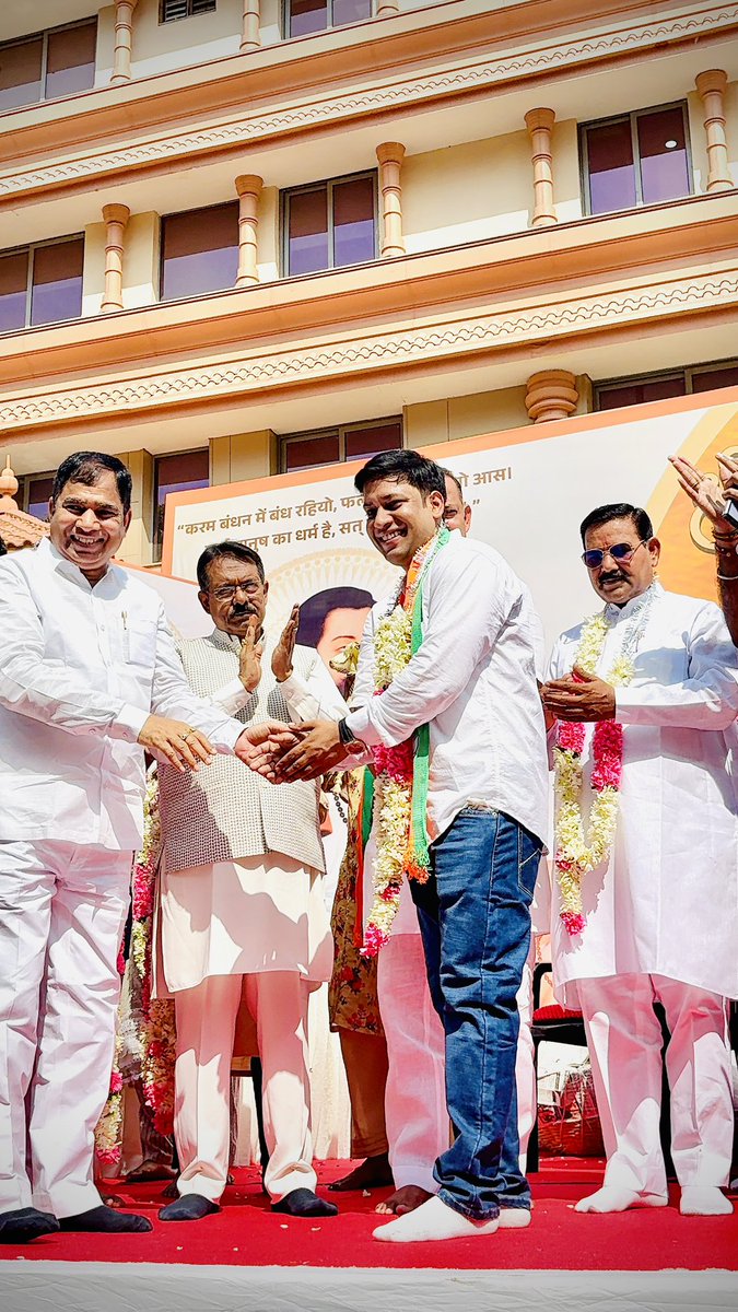 ChTarunKumarBJP's tweet photo. @BJP4Delhi प्रदेश अध्यक्ष श्री @hdmalhotra जी  ने 29 जुलाई को वाराणसी में होने वाले कलश वदन वितरण अभियान के लिए 11 सदस्यों की टोली को आज प्रदेश कार्यालय से रवाना किया।
उस टोली का सदस्य मैं भी हूँ और मुझे भी इस अवसर पर शामिल होने का मौका मिला जिसके लिये मैं शीर्ष नेतृत्व का आभार https://t.co/Ir9BIRfbO1