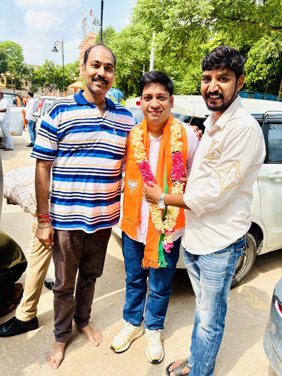 ChTarunKumarBJP's tweet photo. @BJP4Delhi प्रदेश अध्यक्ष श्री @hdmalhotra जी  ने 29 जुलाई को वाराणसी में होने वाले कलश वदन वितरण अभियान के लिए 11 सदस्यों की टोली को आज प्रदेश कार्यालय से रवाना किया।
उस टोली का सदस्य मैं भी हूँ और मुझे भी इस अवसर पर शामिल होने का मौका मिला जिसके लिये मैं शीर्ष नेतृत्व का आभार https://t.co/Ir9BIRfbO1