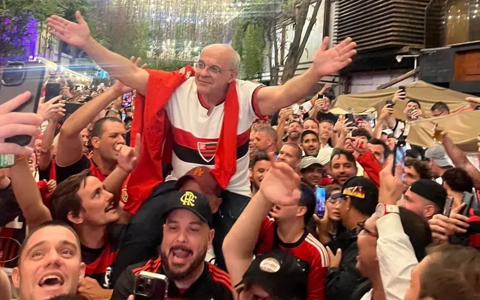 AntunesLG's tweet photo. @sheikgangster @Gxulrt @LilPhill9 @delaurentiis_br @maximoflamengo Sente nada. Nunca cobraram punição. Pelo contrario, carregaram um dos responsáveis nos ombros. https://t.co/UMOOCU6LYg