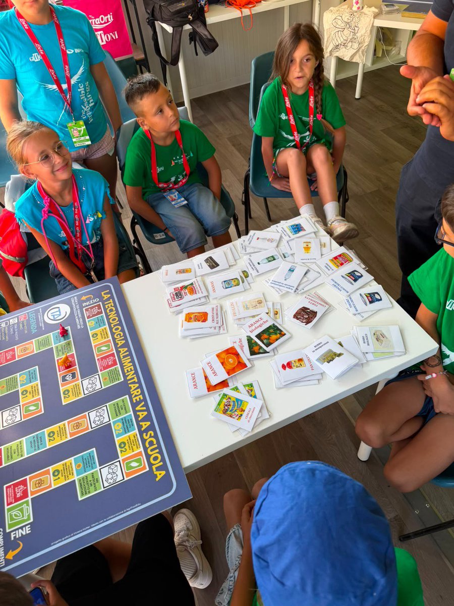 TerraOrti's tweet photo. Avvicinarsi al cibo in modo divertente, imparando a leggere le etichette e a ridurre gli imballaggi, scoprendo cos'è lo spreco alimentare. Sono gli spunti arrivati ai giurati del @giffonifilmfest dal laboratorio #TerraOrti gestito dall'Ordine Tecnologi Alimentari Campania Lazio. https://t.co/ilXTaME0eE