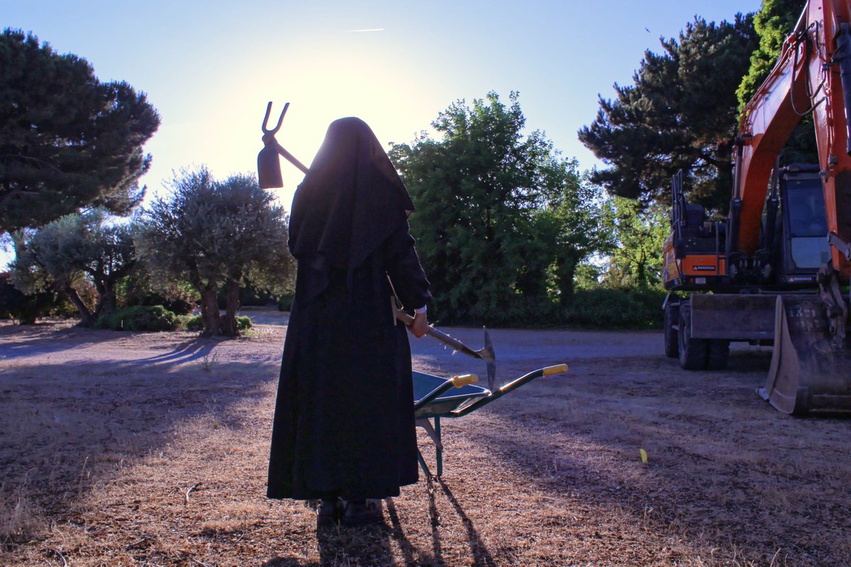 FSSPXFR's tweet photo. Nous avons une bonne nouvelle à partager : les travaux du futur couvent des Servantes de Jésus Prêtre et du Cœur de Marie ont commencé. Ce projet permettra à cette communauté de religieuses contemplatives de disposer enfin d'une maison définitive, d'où elles pourront poursuivre leur mission de prière et de sacrifice pour l'Église, tout spécialement pour la sanctification des prêtres et des âmes consacrées.

Les Servantes de Jésus Prêtre et du Cœur de Marie sont une communauté religieuse contemplative cloitrée établie en Espagne, près de Madrid, et amie de la FSSPX. Leur vocation est tout particulièrement d'offrir toute leur vie pour la sanctification des prêtres, des âmes consacrées et l'éclosion des vocations, sous la protection du Cœur Immaculé de Marie.

Outre les trois vœux traditionnels de la vie religieuse, elles prononcent un quatrième vœu, dit vocationniste, par lequel elles s'engagent à immoler leur vie pour cette intention.

Grâce à l'intercession de saint Joseph, les travaux de construction du couvent ont pu commencer au cours du mois du Sacré-Cœur. Ce monastère pourra accueillir les jeunes femmes qui désirent consacrer leur vie à Dieu « dans l'immolation et le silence, pour la sanctification des prêtres et des religieux, ainsi que pour les vocations », contribuant ainsi, de manière cachée mais bien réelle, à la préservation et à la restauration de la vie religieuse, aujourd'hui plus nécessaire que jamais pour l'Église et pour le monde. 

https://t.co/n4zxOvW855