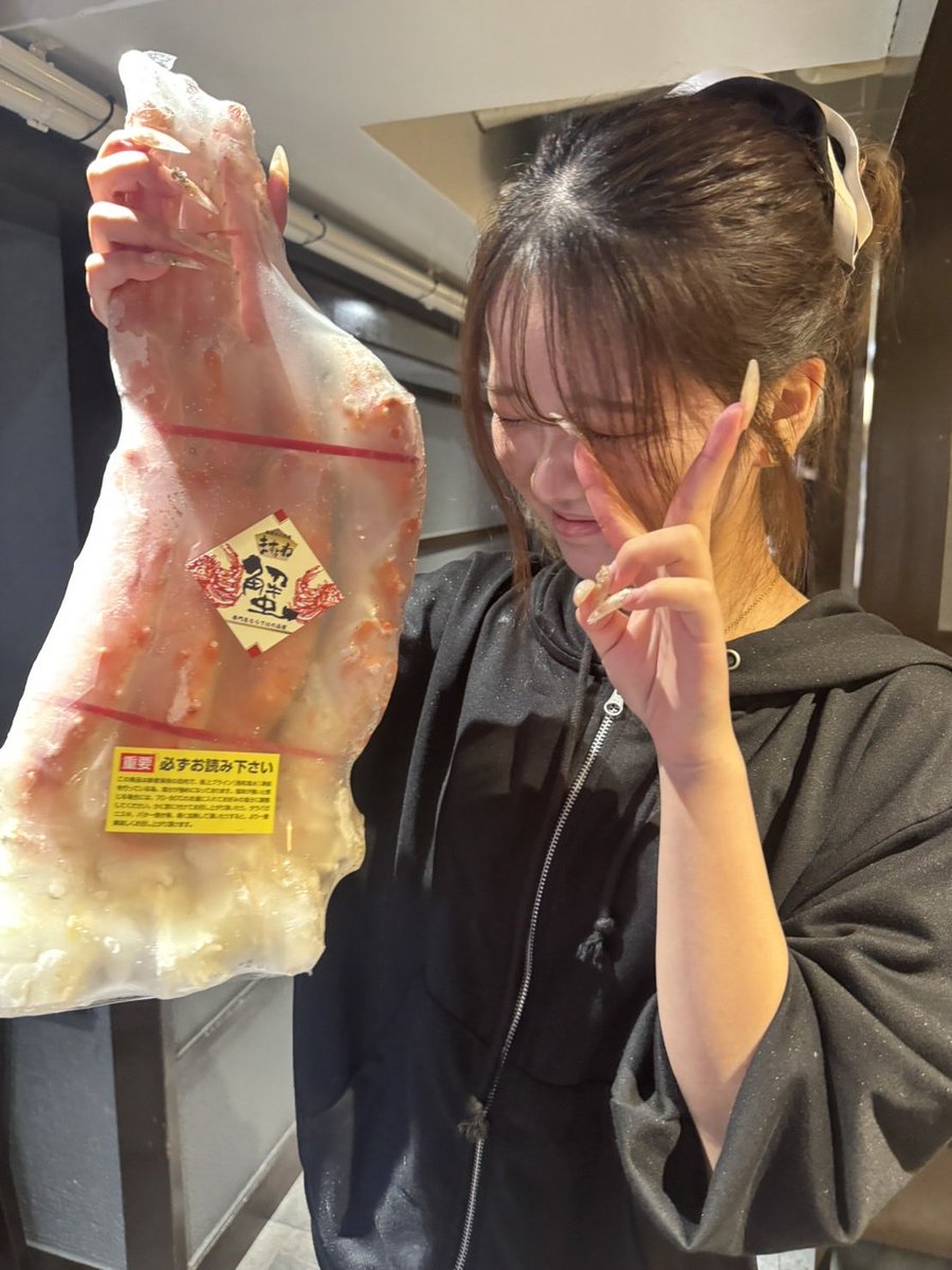 wata34_pro's tweet photo. 死ぬほどデカいカニ届いたんだけど、これ絶対未知の生物の足か違法なカニのどっちかだろwww

近々TikTok LIVEで贅沢に食べる配信でもやります！
どうやって食べんのが一番美味しいのか教えてほしい🦀
https://t.co/WW54caGAd0

@masuyonefukui @masuyone_hiroki @yuki_kittaka https://t.co/Eq9eD5nJFV
