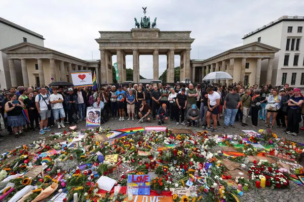 yeezlouise's tweet photo. Orlando, Oslo, Tbilissi, et désormais Berlin... Un nouvel attentat a visé la communauté LGBTI, et toute ma solidarité va aux victimes. Mais nous devons aussi dénoncer l'instrumentalisation de cette attaque à des fins islamophobes, racistes et de durcissement sécuritaire. THREAD https://t.co/73M3aWEi71