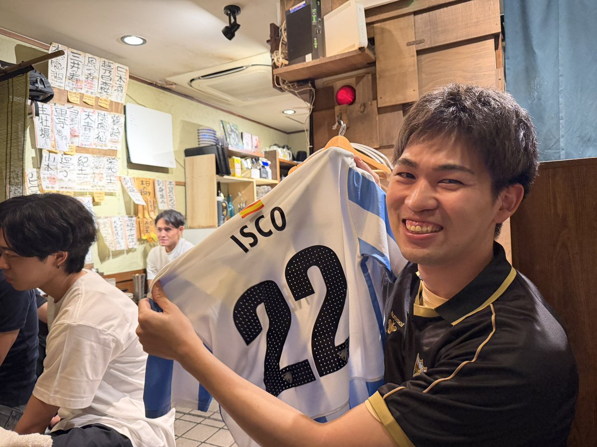 pmfsuperpantera's tweet photo. 🇯🇵 Hoy le hemos traido hasta Japón al gran malaguista Yuki la bufanda de la Peña Superpantera, el artículo de @malagahoy_es donde contó cómo vivió el ascenso desde Osaka y varios productos del Málaga!

¡Un sentimiento que no entiende distancias! 👏💙🤍

Grande @IscoNistelrooy 🫶 https://t.co/JtUo8Z8V2o