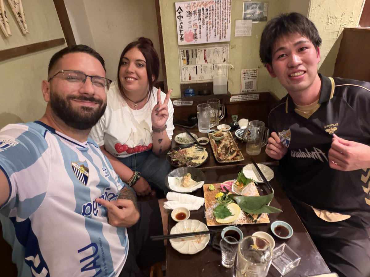pmfsuperpantera's tweet photo. 🇯🇵 Hoy le hemos traido hasta Japón al gran malaguista Yuki la bufanda de la Peña Superpantera, el artículo de @malagahoy_es donde contó cómo vivió el ascenso desde Osaka y varios productos del Málaga!

¡Un sentimiento que no entiende distancias! 👏💙🤍

Grande @IscoNistelrooy 🫶 https://t.co/JtUo8Z8V2o