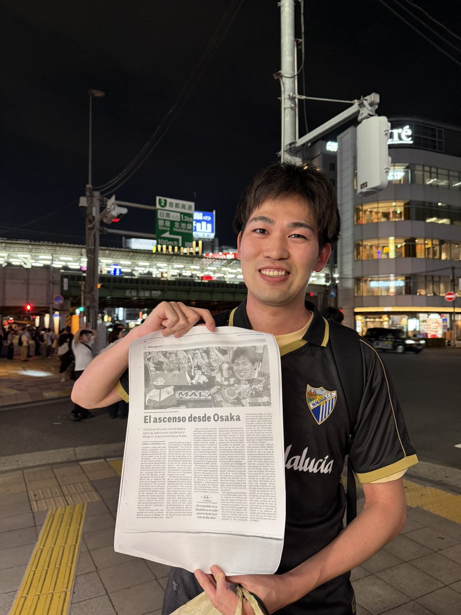 pmfsuperpantera's tweet photo. 🇯🇵 Hoy le hemos traido hasta Japón al gran malaguista Yuki la bufanda de la Peña Superpantera, el artículo de @malagahoy_es donde contó cómo vivió el ascenso desde Osaka y varios productos del Málaga!

¡Un sentimiento que no entiende distancias! 👏💙🤍

Grande @IscoNistelrooy 🫶 https://t.co/JtUo8Z8V2o