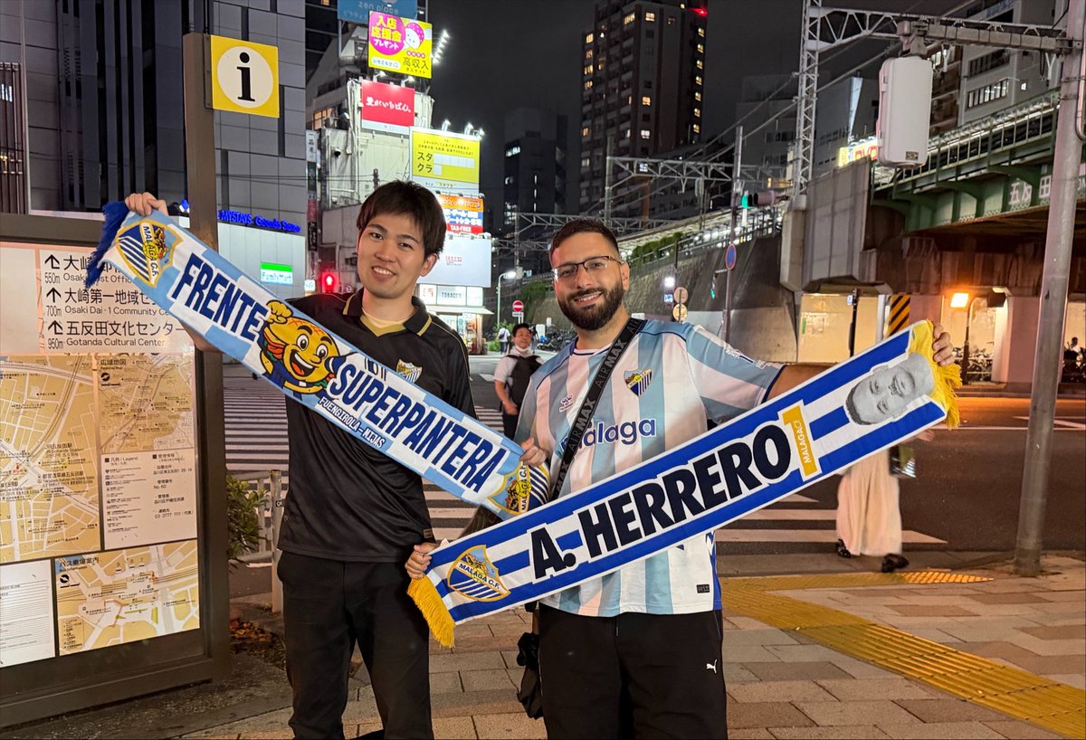 pmfsuperpantera's tweet photo. 🇯🇵 Hoy le hemos traido hasta Japón al gran malaguista Yuki la bufanda de la Peña Superpantera, el artículo de @malagahoy_es donde contó cómo vivió el ascenso desde Osaka y varios productos del Málaga!

¡Un sentimiento que no entiende distancias! 👏💙🤍

Grande @IscoNistelrooy 🫶 https://t.co/JtUo8Z8V2o