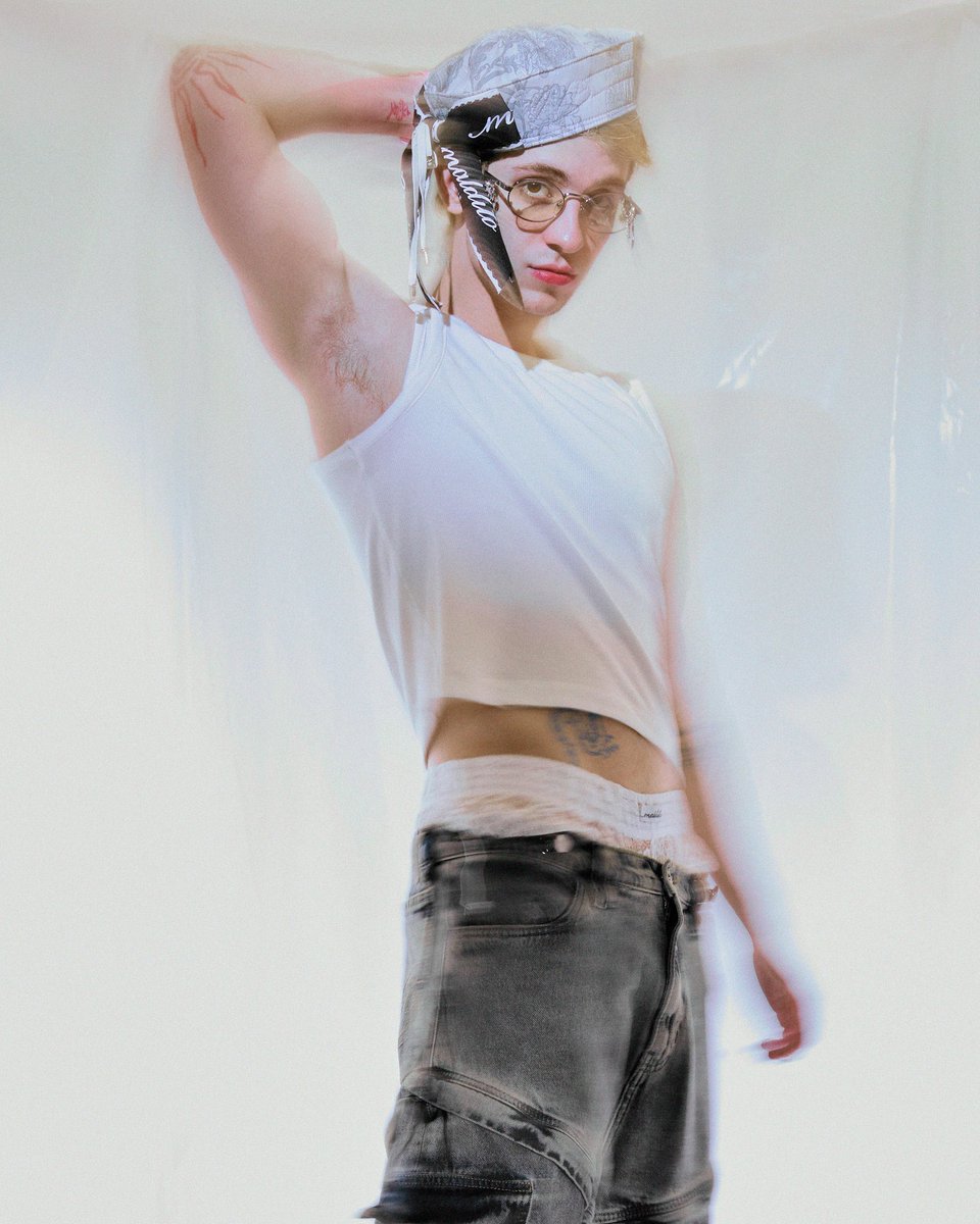 mitchomezzomo's tweet photo. desculpa, mas ver os heteros surtando porque o juliano floss usou uma cueca de renda no desfile da maldito paris, foi a melhor coisa que aconteceu semana passada. ai sabeee, isso que eu me refiro, se arrisquem um pouco! styling do leandro porto, mesmo stylist da marina sena https://t.co/r7qzabIuUM