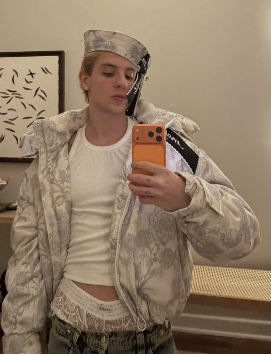mitchomezzomo's tweet photo. desculpa, mas ver os heteros surtando porque o juliano floss usou uma cueca de renda no desfile da maldito paris, foi a melhor coisa que aconteceu semana passada. ai sabeee, isso que eu me refiro, se arrisquem um pouco! styling do leandro porto, mesmo stylist da marina sena https://t.co/r7qzabIuUM