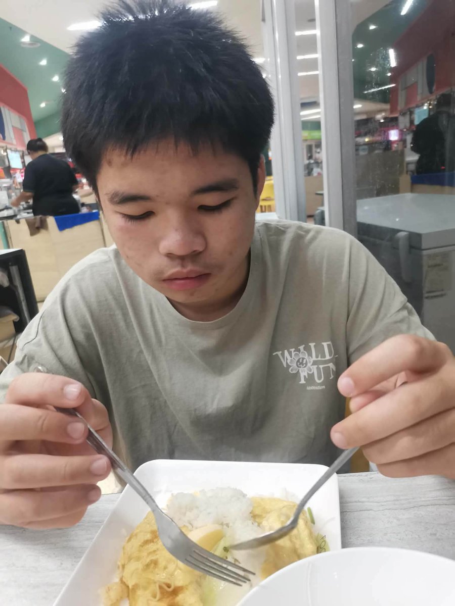 Eaaaw's tweet photo. ตามหาคนหาย ใครพบเห็นพากลับ มีสินน้ำใจ 10,000 บาท
ชื่อ น้องอ๋อง พีรศุภ แสงงาม
-อายุ 16 ปี
-เอกลักษณ์ประจำตัว ผิวขาว ตัวสูง หน้าตาตามภาพ น้องมีปัญหาสมาธิสั้น การสื่อสาร
-สถานที่ที่หาย/เห็นล่าสุด: ซอยเลียบคลองภาษีเจริญฝั่งเหนือ 12
-หายไป 4 วัน ตั้งแต่วันพฤหัสบดีที่ 23 กรกฎาคม
-รูปภาพ /เอกสารแจ้งความ ตามภาพแนบ
ติดต่อพากลับเบอร์แม่ 0984868624